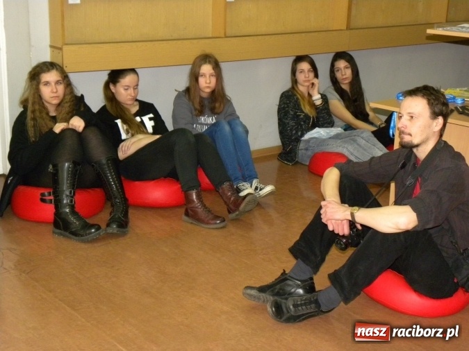 Zdjęcie w galerii na portalu naszraciborz.pl: Żywa lekcja sztuki w bibliotecznej Galerii Gawra  wiadomości z regionu