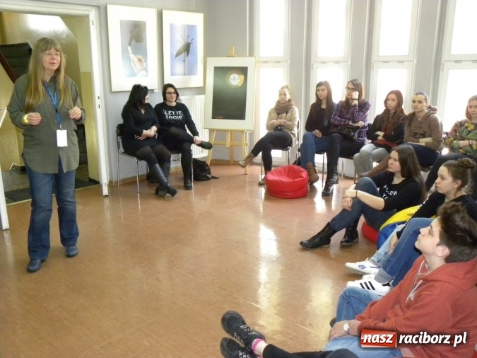 Zdjęcie w galerii na portalu naszraciborz.pl: Żywa lekcja sztuki w bibliotecznej Galerii Gawra  wiadomości z regionu