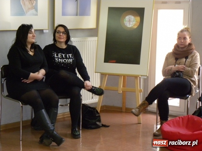 Zdjęcie w galerii na portalu naszraciborz.pl: Żywa lekcja sztuki w bibliotecznej Galerii Gawra  wiadomości z regionu