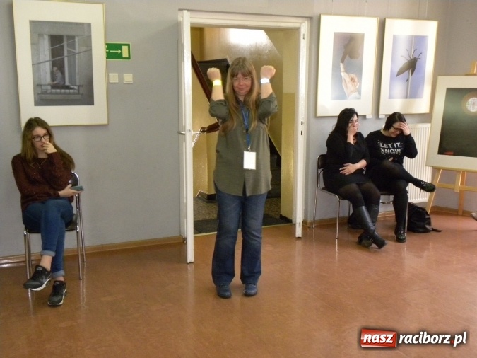 Zdjęcie w galerii na portalu naszraciborz.pl: Żywa lekcja sztuki w bibliotecznej Galerii Gawra  wiadomości z regionu