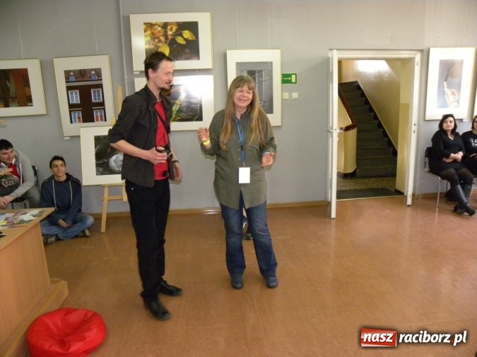 Zdjęcie w galerii na portalu naszraciborz.pl: Żywa lekcja sztuki w bibliotecznej Galerii Gawra  wiadomości z regionu