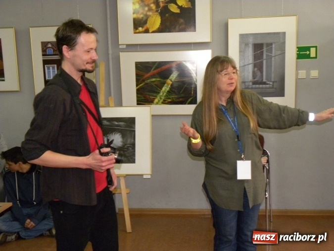 Zdjęcie w galerii na portalu naszraciborz.pl: Żywa lekcja sztuki w bibliotecznej Galerii Gawra  wiadomości z regionu