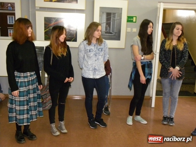 Zdjęcie w galerii na portalu naszraciborz.pl: Żywa lekcja sztuki w bibliotecznej Galerii Gawra  wiadomości z regionu
