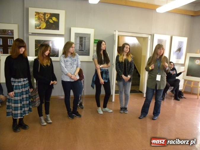 Zdjęcie w galerii na portalu naszraciborz.pl: Żywa lekcja sztuki w bibliotecznej Galerii Gawra  wiadomości z regionu