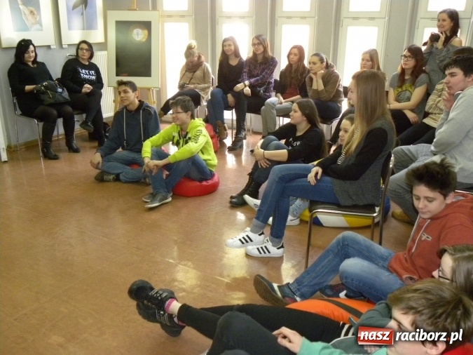Zdjęcie w galerii na portalu naszraciborz.pl: Żywa lekcja sztuki w bibliotecznej Galerii Gawra  wiadomości z regionu
