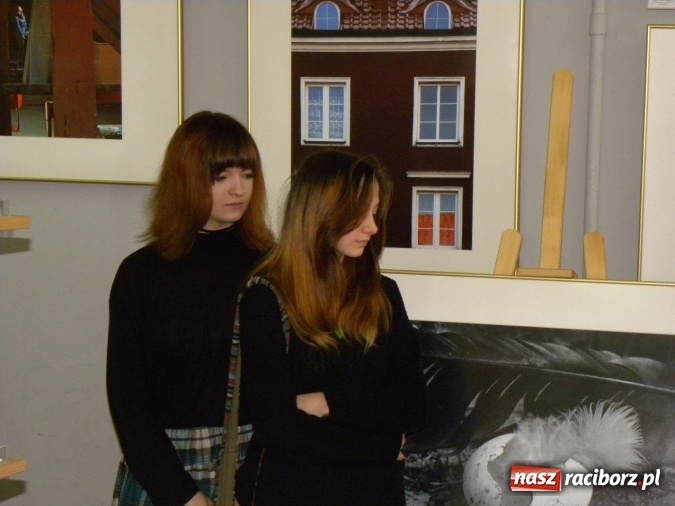 Zdjęcie w galerii na portalu naszraciborz.pl: Żywa lekcja sztuki w bibliotecznej Galerii Gawra  wiadomości z regionu