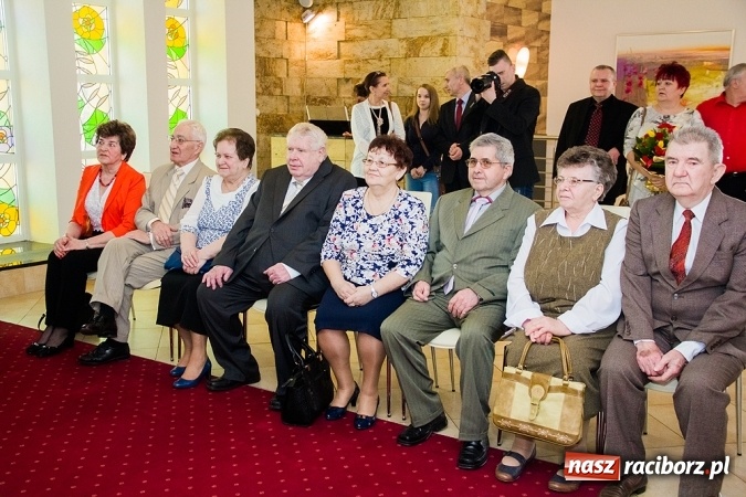 Zdjęcie w galerii na portalu naszraciborz.pl: Kolejne pary odznaczone Medalami za Długoletnie Pożycie Małżeńskie wiadomości z regionu