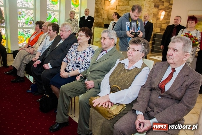 Zdjęcie w galerii na portalu naszraciborz.pl: Kolejne pary odznaczone Medalami za Długoletnie Pożycie Małżeńskie wiadomości z regionu