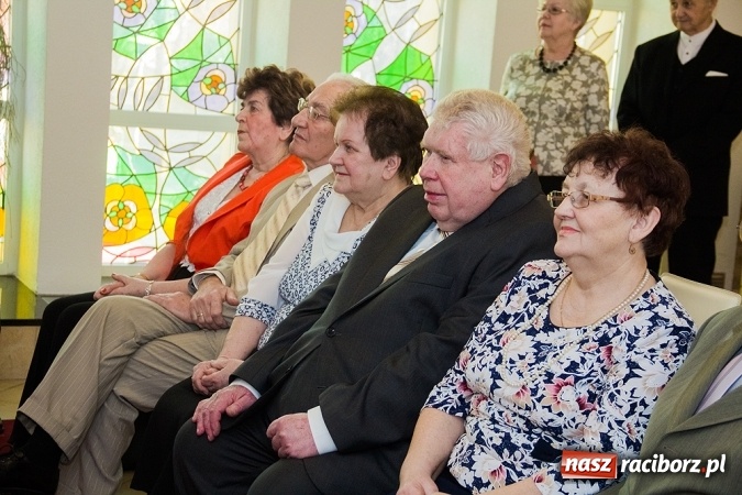 Zdjęcie w galerii na portalu naszraciborz.pl: Kolejne pary odznaczone Medalami za Długoletnie Pożycie Małżeńskie wiadomości z regionu