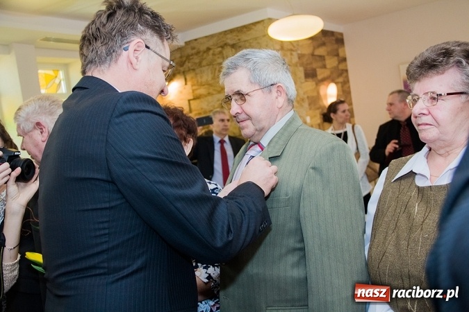 Zdjęcie w galerii na portalu naszraciborz.pl: Kolejne pary odznaczone Medalami za Długoletnie Pożycie Małżeńskie wiadomości z regionu
