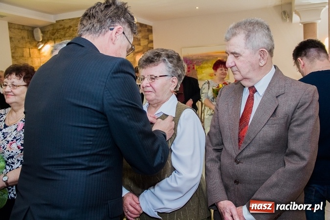 Zdjęcie w galerii na portalu naszraciborz.pl: Kolejne pary odznaczone Medalami za Długoletnie Pożycie Małżeńskie wiadomości z regionu