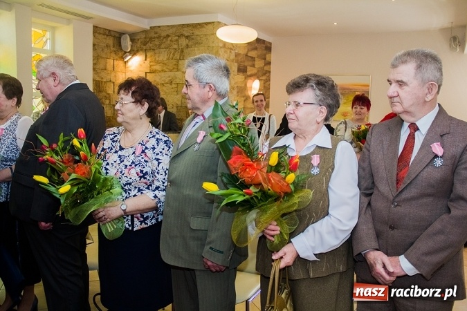 Zdjęcie w galerii na portalu naszraciborz.pl: Kolejne pary odznaczone Medalami za Długoletnie Pożycie Małżeńskie wiadomości z regionu