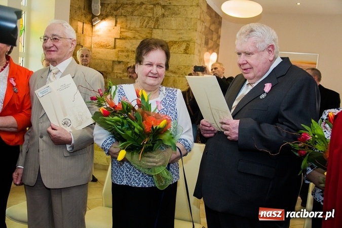 Zdjęcie w galerii na portalu naszraciborz.pl: Kolejne pary odznaczone Medalami za Długoletnie Pożycie Małżeńskie wiadomości z regionu