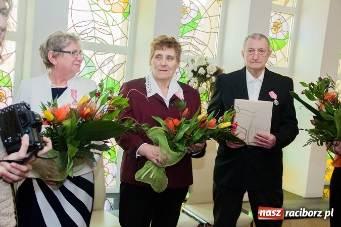 Zdjęcie w galerii na portalu naszraciborz.pl: Kolejne pary odznaczone Medalami za Długoletnie Pożycie Małżeńskie wiadomości z regionu