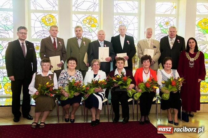 Zdjęcie w galerii na portalu naszraciborz.pl: Kolejne pary odznaczone Medalami za Długoletnie Pożycie Małżeńskie wiadomości z regionu