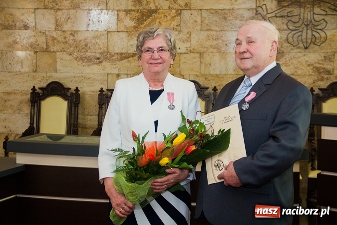 Zdjęcie w galerii na portalu naszraciborz.pl: Kolejne pary odznaczone Medalami za Długoletnie Pożycie Małżeńskie wiadomości z regionu