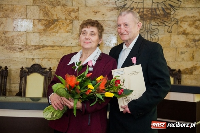 Zdjęcie w galerii na portalu naszraciborz.pl: Kolejne pary odznaczone Medalami za Długoletnie Pożycie Małżeńskie wiadomości z regionu
