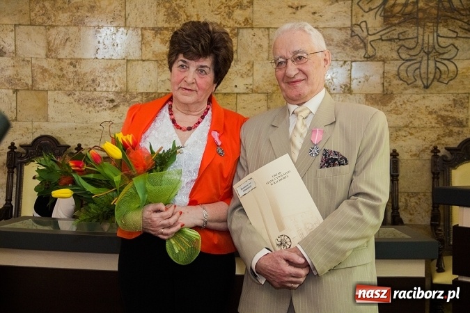 Zdjęcie w galerii na portalu naszraciborz.pl: Kolejne pary odznaczone Medalami za Długoletnie Pożycie Małżeńskie wiadomości z regionu