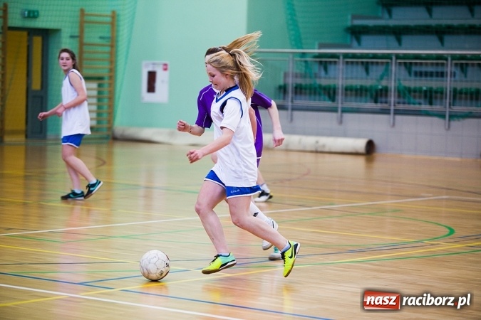 Zdjęcie w galerii na portalu naszraciborz.pl: XII Makroregionalny Turniej w Halowej Piłce Nożnej Dziewcząt Szkół Ponadgimnazjalnych wiadomości z regionu