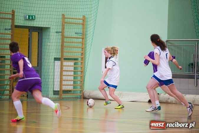 Zdjęcie w galerii na portalu naszraciborz.pl: XII Makroregionalny Turniej w Halowej Piłce Nożnej Dziewcząt Szkół Ponadgimnazjalnych wiadomości z regionu