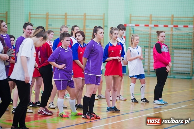 Zdjęcie w galerii na portalu naszraciborz.pl: XII Makroregionalny Turniej w Halowej Piłce Nożnej Dziewcząt Szkół Ponadgimnazjalnych wiadomości z regionu