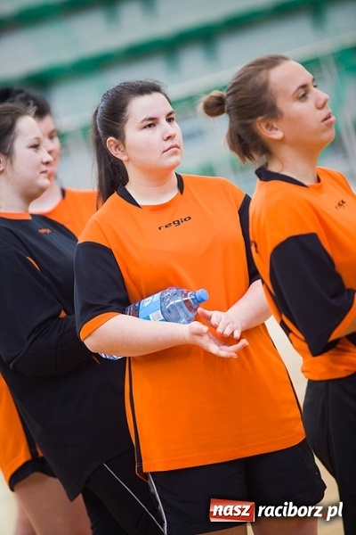 Zdjęcie w galerii na portalu naszraciborz.pl: XII Makroregionalny Turniej w Halowej Piłce Nożnej Dziewcząt Szkół Ponadgimnazjalnych wiadomości z regionu