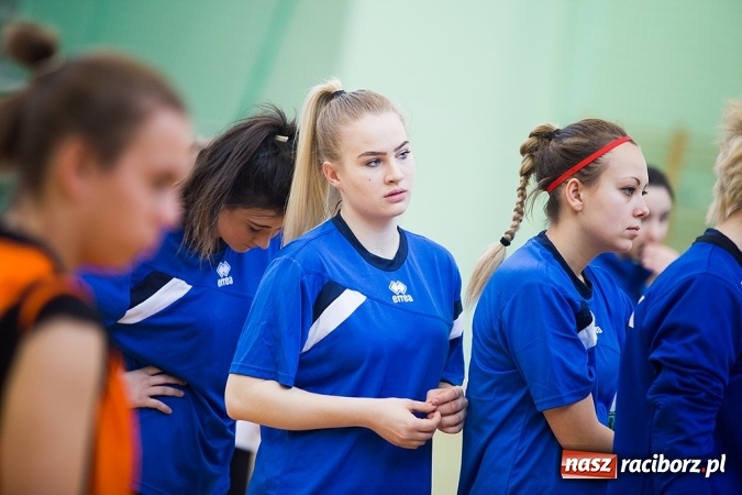 Zdjęcie w galerii na portalu naszraciborz.pl: XII Makroregionalny Turniej w Halowej Piłce Nożnej Dziewcząt Szkół Ponadgimnazjalnych wiadomości z regionu