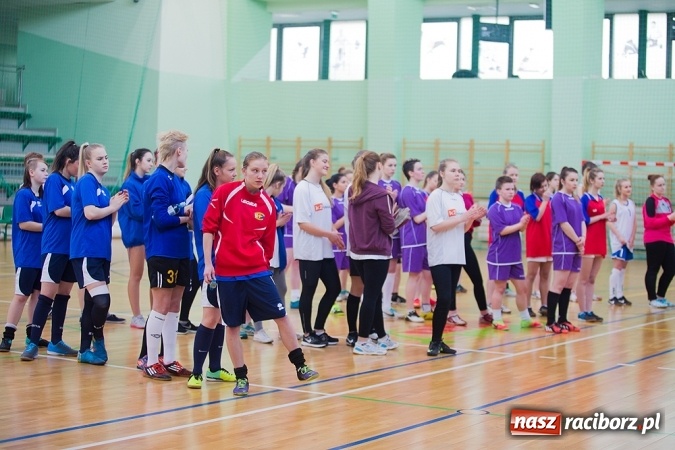 Zdjęcie w galerii na portalu naszraciborz.pl: XII Makroregionalny Turniej w Halowej Piłce Nożnej Dziewcząt Szkół Ponadgimnazjalnych wiadomości z regionu
