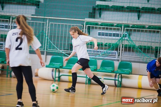 Zdjęcie w galerii na portalu naszraciborz.pl: XII Makroregionalny Turniej w Halowej Piłce Nożnej Dziewcząt Szkół Ponadgimnazjalnych wiadomości z regionu