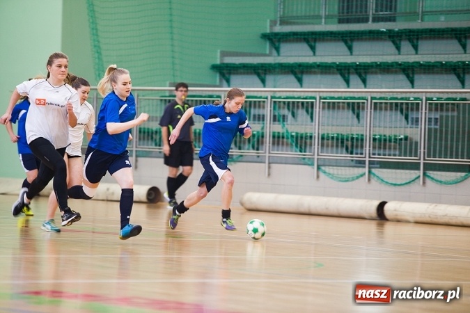 Zdjęcie w galerii na portalu naszraciborz.pl: XII Makroregionalny Turniej w Halowej Piłce Nożnej Dziewcząt Szkół Ponadgimnazjalnych wiadomości z regionu