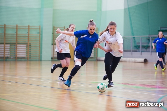 Zdjęcie w galerii na portalu naszraciborz.pl: XII Makroregionalny Turniej w Halowej Piłce Nożnej Dziewcząt Szkół Ponadgimnazjalnych wiadomości z regionu