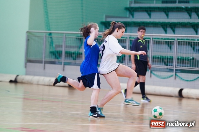 Zdjęcie w galerii na portalu naszraciborz.pl: XII Makroregionalny Turniej w Halowej Piłce Nożnej Dziewcząt Szkół Ponadgimnazjalnych wiadomości z regionu
