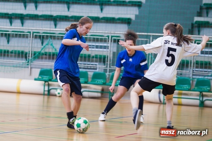 Zdjęcie w galerii na portalu naszraciborz.pl: XII Makroregionalny Turniej w Halowej Piłce Nożnej Dziewcząt Szkół Ponadgimnazjalnych wiadomości z regionu
