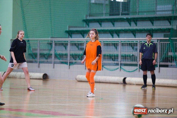 Zdjęcie w galerii na portalu naszraciborz.pl: XII Makroregionalny Turniej w Halowej Piłce Nożnej Dziewcząt Szkół Ponadgimnazjalnych wiadomości z regionu