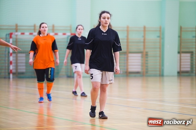 Zdjęcie w galerii na portalu naszraciborz.pl: XII Makroregionalny Turniej w Halowej Piłce Nożnej Dziewcząt Szkół Ponadgimnazjalnych wiadomości z regionu