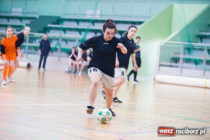 Zdjęcie w galerii na portalu naszraciborz.pl: XII Makroregionalny Turniej w Halowej Piłce Nożnej Dziewcząt Szkół Ponadgimnazjalnych wiadomości z regionu