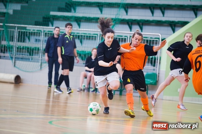 Zdjęcie w galerii na portalu naszraciborz.pl: XII Makroregionalny Turniej w Halowej Piłce Nożnej Dziewcząt Szkół Ponadgimnazjalnych wiadomości z regionu