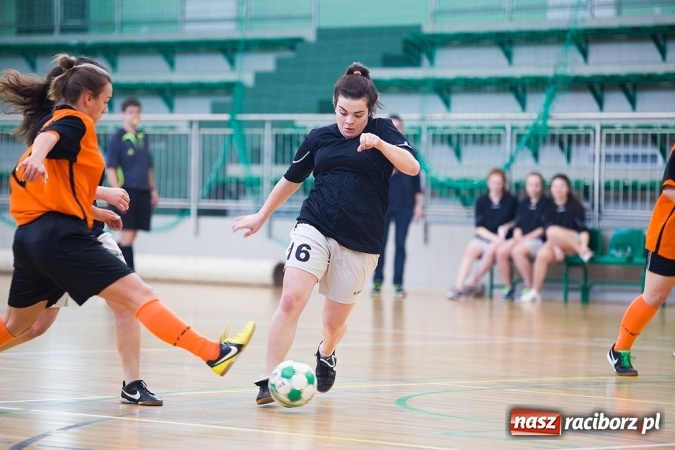 Zdjęcie w galerii na portalu naszraciborz.pl: XII Makroregionalny Turniej w Halowej Piłce Nożnej Dziewcząt Szkół Ponadgimnazjalnych wiadomości z regionu