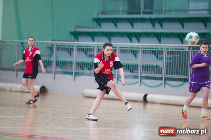 Zdjęcie w galerii na portalu naszraciborz.pl: XII Makroregionalny Turniej w Halowej Piłce Nożnej Dziewcząt Szkół Ponadgimnazjalnych wiadomości z regionu