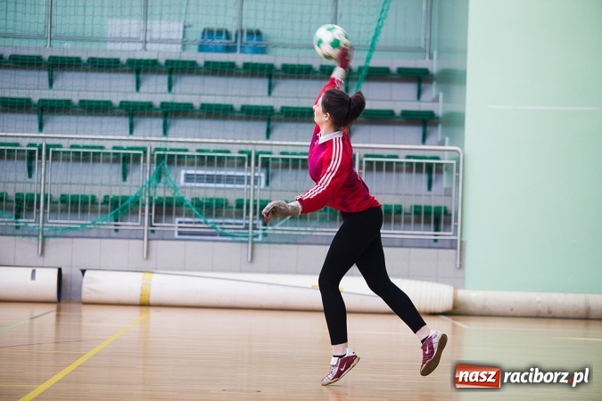 Zdjęcie w galerii na portalu naszraciborz.pl: XII Makroregionalny Turniej w Halowej Piłce Nożnej Dziewcząt Szkół Ponadgimnazjalnych wiadomości z regionu