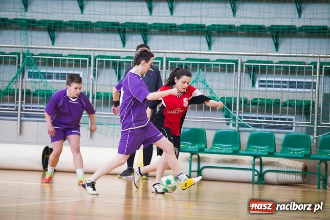 Zdjęcie w galerii na portalu naszraciborz.pl: XII Makroregionalny Turniej w Halowej Piłce Nożnej Dziewcząt Szkół Ponadgimnazjalnych wiadomości z regionu