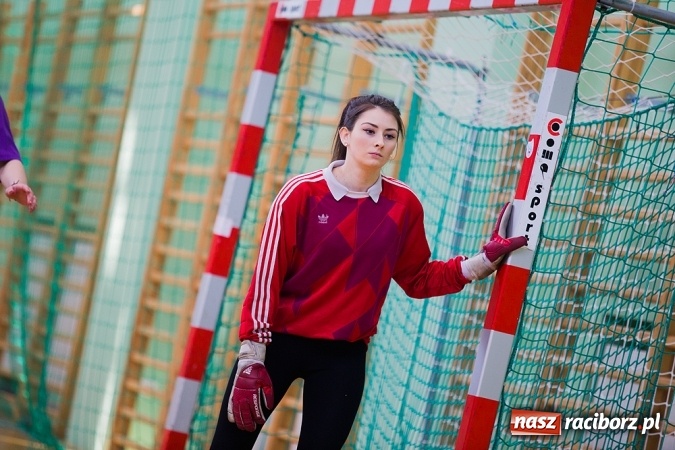 Zdjęcie w galerii na portalu naszraciborz.pl: XII Makroregionalny Turniej w Halowej Piłce Nożnej Dziewcząt Szkół Ponadgimnazjalnych wiadomości z regionu