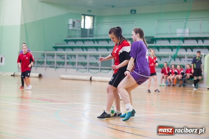 Zdjęcie w galerii na portalu naszraciborz.pl: XII Makroregionalny Turniej w Halowej Piłce Nożnej Dziewcząt Szkół Ponadgimnazjalnych wiadomości z regionu