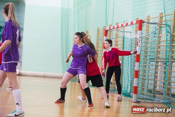 Zdjęcie w galerii na portalu naszraciborz.pl: XII Makroregionalny Turniej w Halowej Piłce Nożnej Dziewcząt Szkół Ponadgimnazjalnych wiadomości z regionu