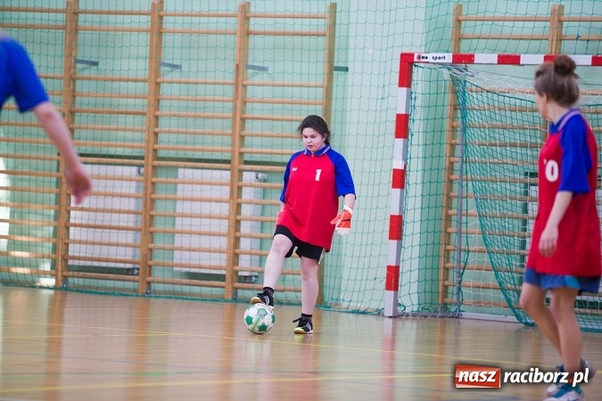 Zdjęcie w galerii na portalu naszraciborz.pl: XII Makroregionalny Turniej w Halowej Piłce Nożnej Dziewcząt Szkół Ponadgimnazjalnych wiadomości z regionu