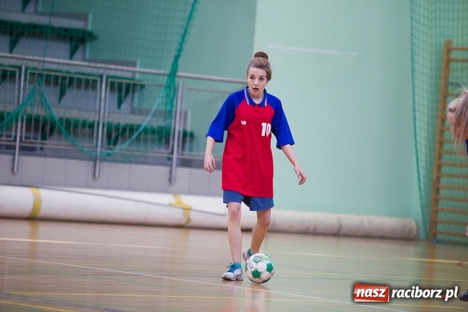 Zdjęcie w galerii na portalu naszraciborz.pl: XII Makroregionalny Turniej w Halowej Piłce Nożnej Dziewcząt Szkół Ponadgimnazjalnych wiadomości z regionu