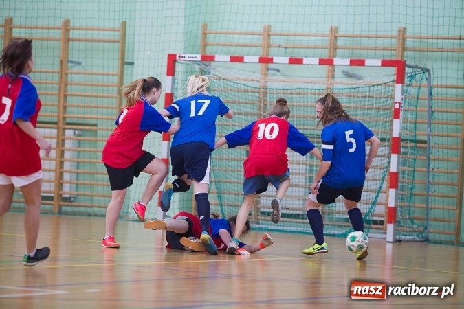 Zdjęcie w galerii na portalu naszraciborz.pl: XII Makroregionalny Turniej w Halowej Piłce Nożnej Dziewcząt Szkół Ponadgimnazjalnych wiadomości z regionu