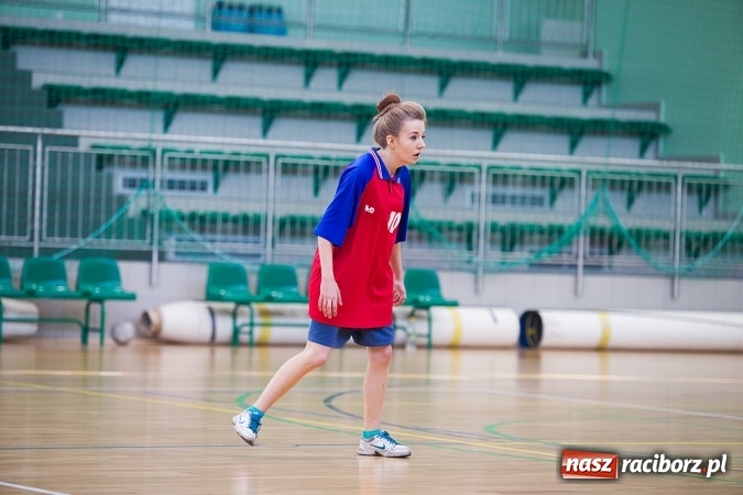 Zdjęcie w galerii na portalu naszraciborz.pl: XII Makroregionalny Turniej w Halowej Piłce Nożnej Dziewcząt Szkół Ponadgimnazjalnych wiadomości z regionu