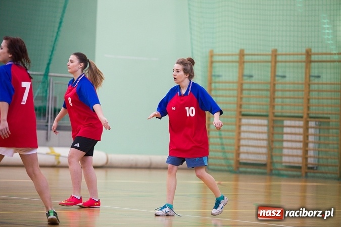 Zdjęcie w galerii na portalu naszraciborz.pl: XII Makroregionalny Turniej w Halowej Piłce Nożnej Dziewcząt Szkół Ponadgimnazjalnych wiadomości z regionu