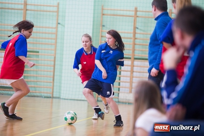 Zdjęcie w galerii na portalu naszraciborz.pl: XII Makroregionalny Turniej w Halowej Piłce Nożnej Dziewcząt Szkół Ponadgimnazjalnych wiadomości z regionu